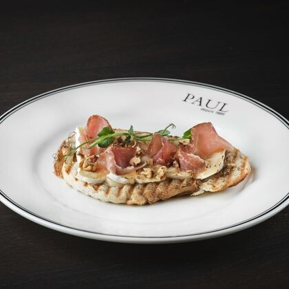 Брускета с сыром "Бри" и прошутто