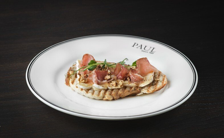 Брускета с сыром "Бри" и прошутто