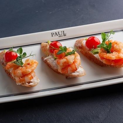 Брускетта с креветками и авокадо