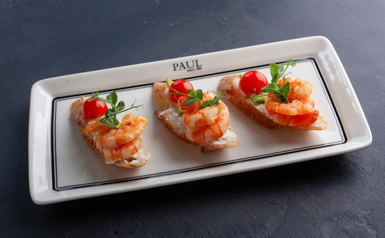 Брускетта с креветками и авокадо