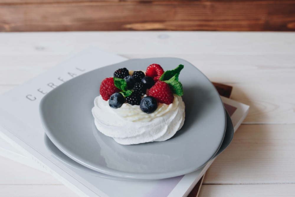 Десерт «Павлова» с летним ягодным миксом