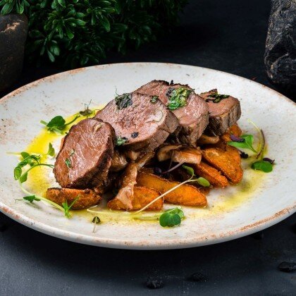 МЕДАЛЬОНЫ ИЗ ГОВЯДИНЫ С ГРИБНЫМ СОУСОМ И КАРТОФЕЛЕМ