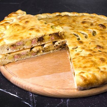 Пирог со свининой, картофелем и обжаренным луком