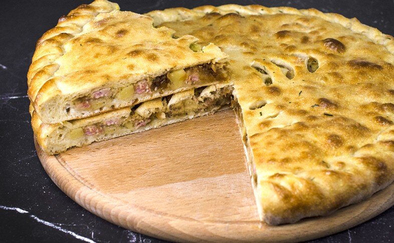 Пирог со свининой, картофелем и обжаренным луком