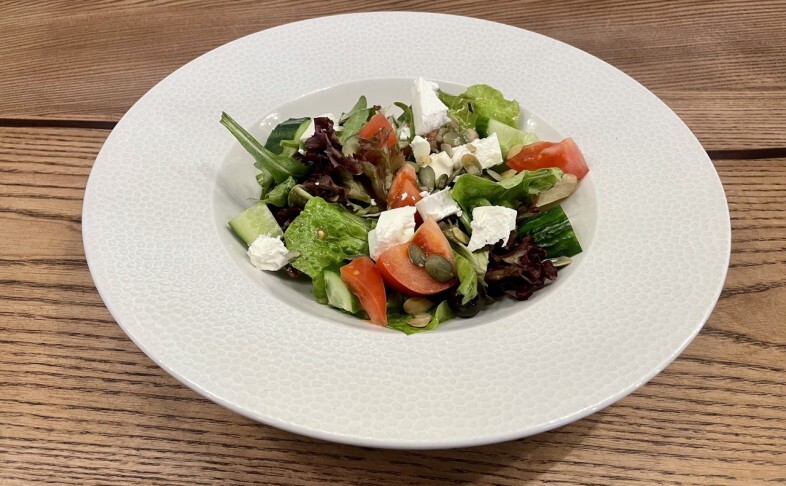 Микс-салат с овощами и сыром фета