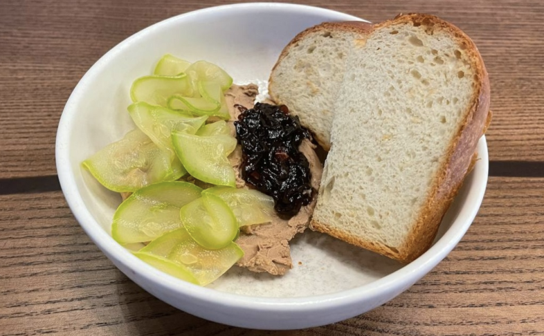 Паштет из куриной печени с луковым мармеладом и малосольным цуккини