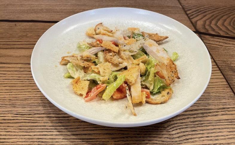 Салат с курицей и соусом Цезарь