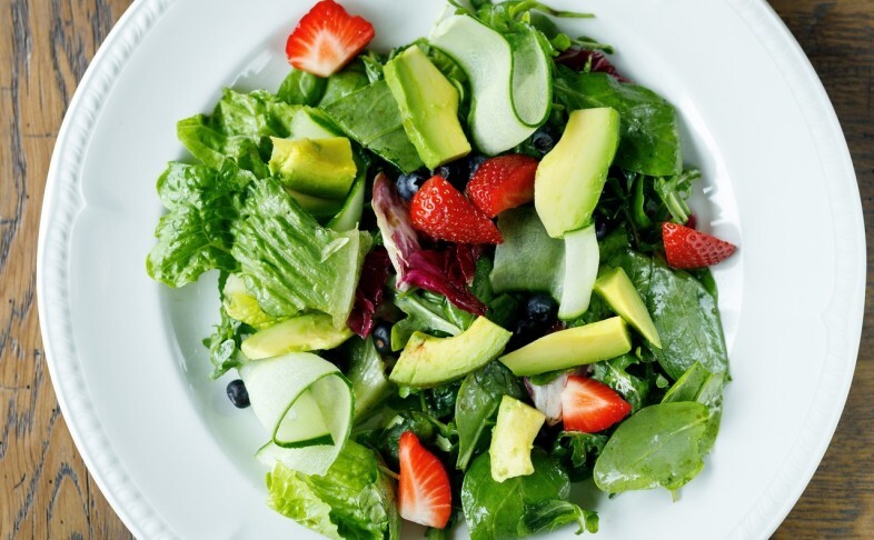Зеленый салат с авокадо и свежими ягодами