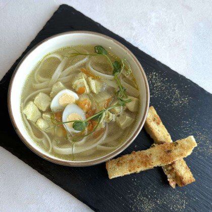 Куриный бульон с лапшой, перепелиным яйцом и чиабаттой