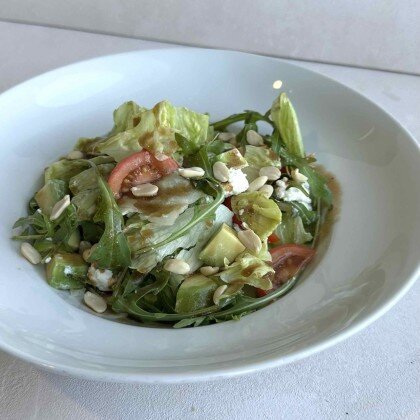 Салат с авокадо и сыром "Фета"