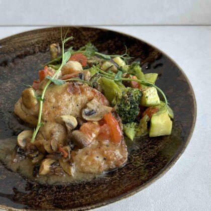 Филе куриное в винно-грибном соусе с запечённым картофелем