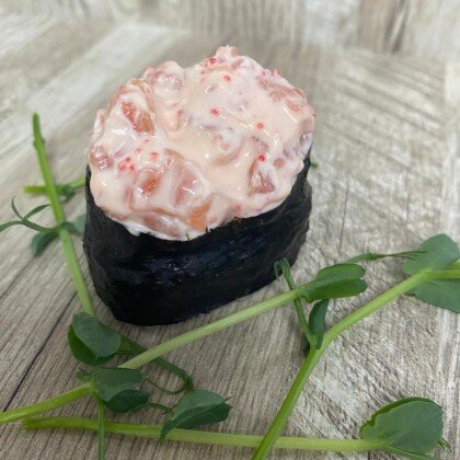 Гункан острый лосось