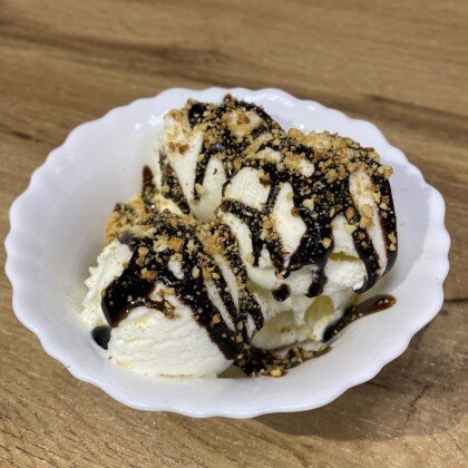 Мороженое с топпингом и орехами