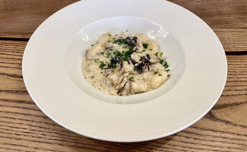 Картофельные ньокки с вешенками и трюфельной пастой