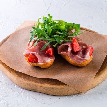 ButterBretta с вяленым окороком и клубникой