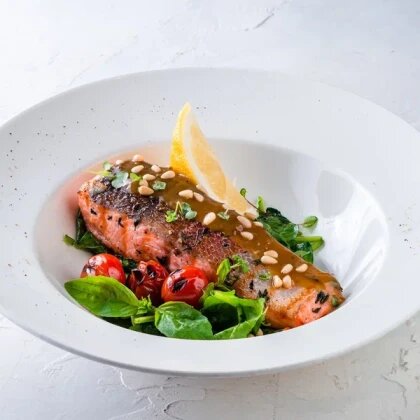 Стейк из лосося на шпинате
