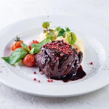 Перечный стейк с соусом Демиглас