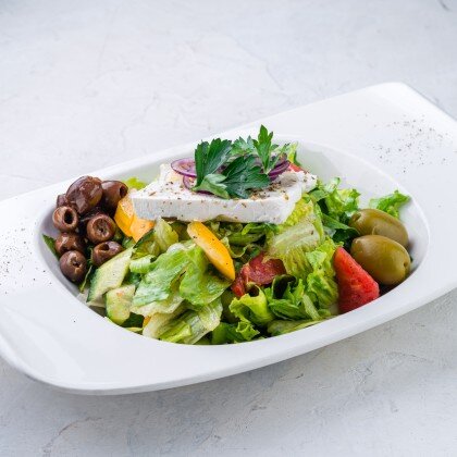 Большой овощной салат с гигантскими оливами и сыром фета