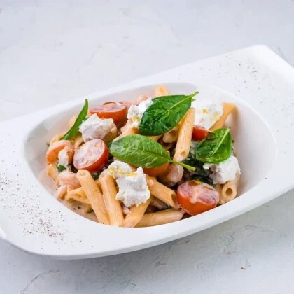 Пенне с тигровыми креветками, римским соусом и сыром фета