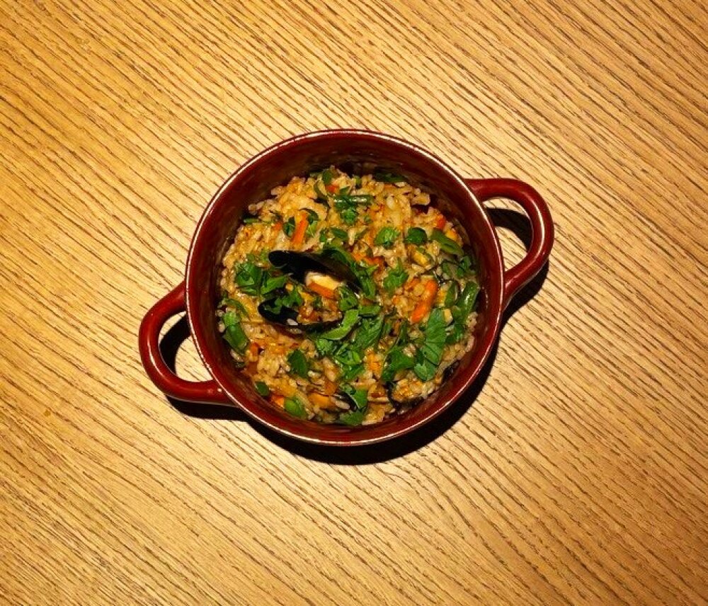 Мидии в устричном соусе с рисом и овощами