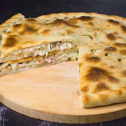 Пирог с ветчиной, сыром, грибами и перцем халапеньо