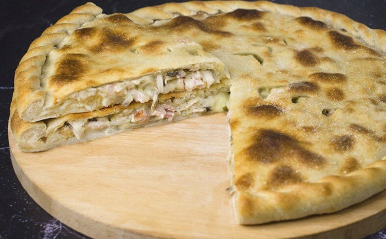 Пирог с ветчиной, сыром, грибами и перцем халапеньо