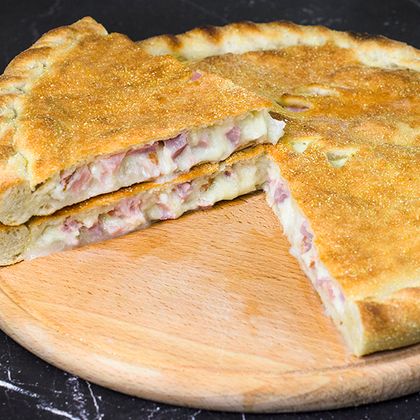 Пирог с грудинкой, сыром,  сметаной и луком