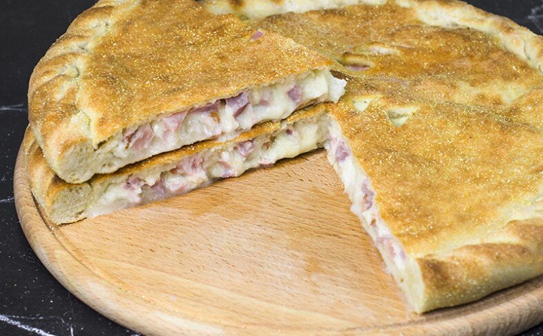 Пирог с грудинкой, сыром,  сметаной и луком