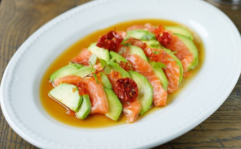 Карпаччо из лосося и авокадо с красной икрой