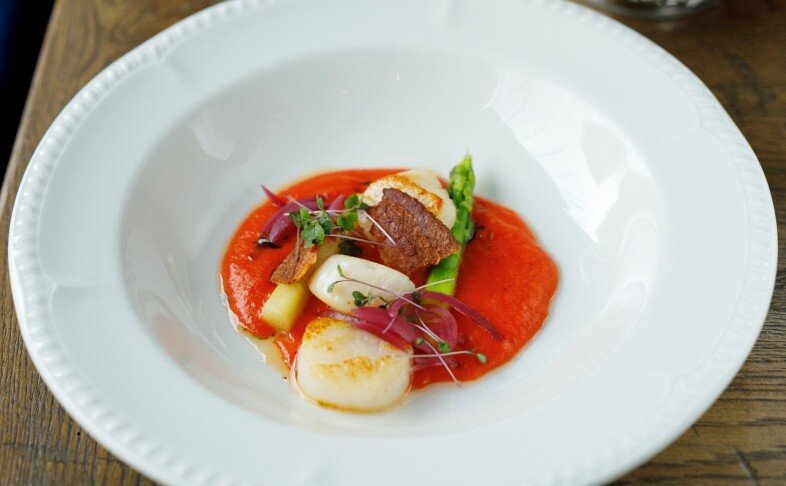 Морские гребешки с кремом из перца с ванилью, спаржей и чипсами из бекона