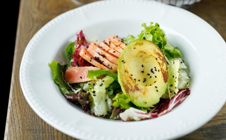 Салат с маринованным лососем и авокадо