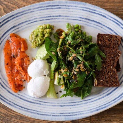 Лосось фурикаке, крем кинза, авокадо