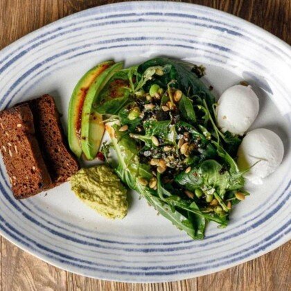 Зеленый салат, бобы эдамаме с яйцом пашот