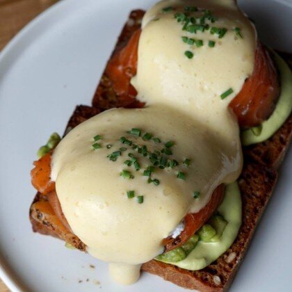 Яйцо бенедикт с лососем и кремом пармезан