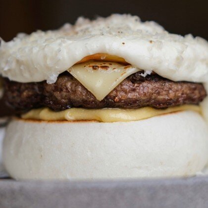 Бифштекс с яйцом и пармезаном