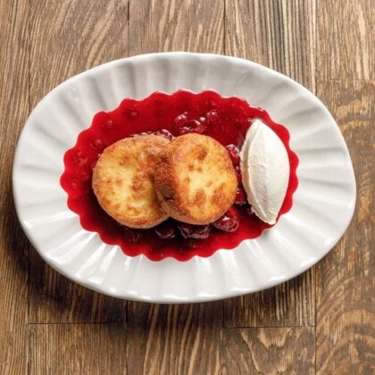 Сырники с вишневым джемом и крем фрешем