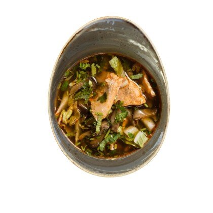 Суп из лосося с тигровыми креветками и лаймом