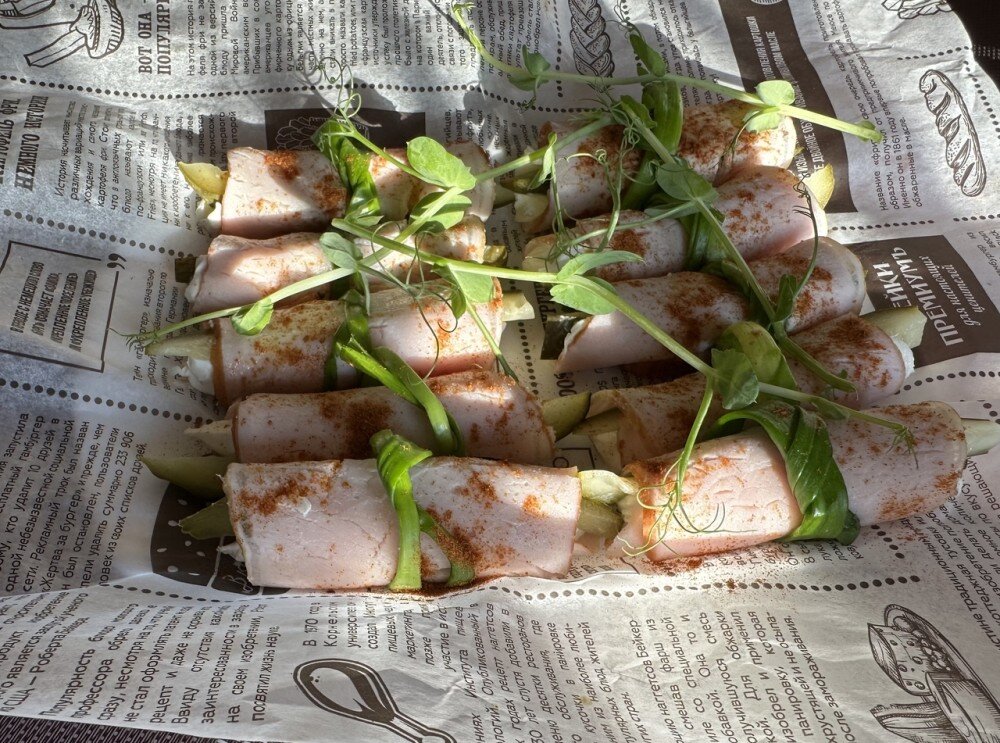 Рулетики из карбоната в/к со сливочным сыром и маринованным огурчиком