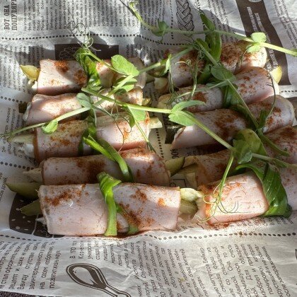 Рулетики из карбоната в/к со сливочным сыром и маринованным огурчиком