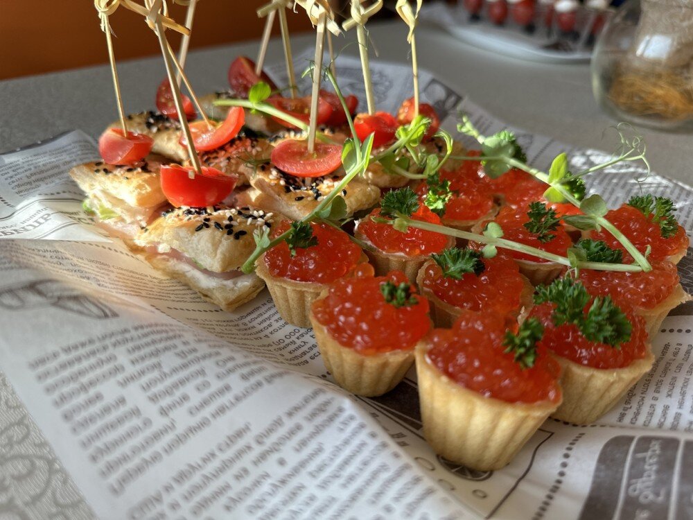 Тарталетка с творожным сырои и икрой