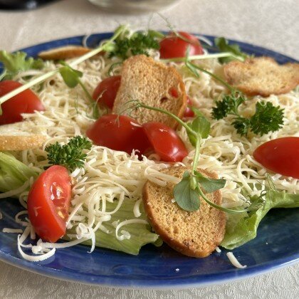 салат цезарь с куриной грудкой и пекинской капустой