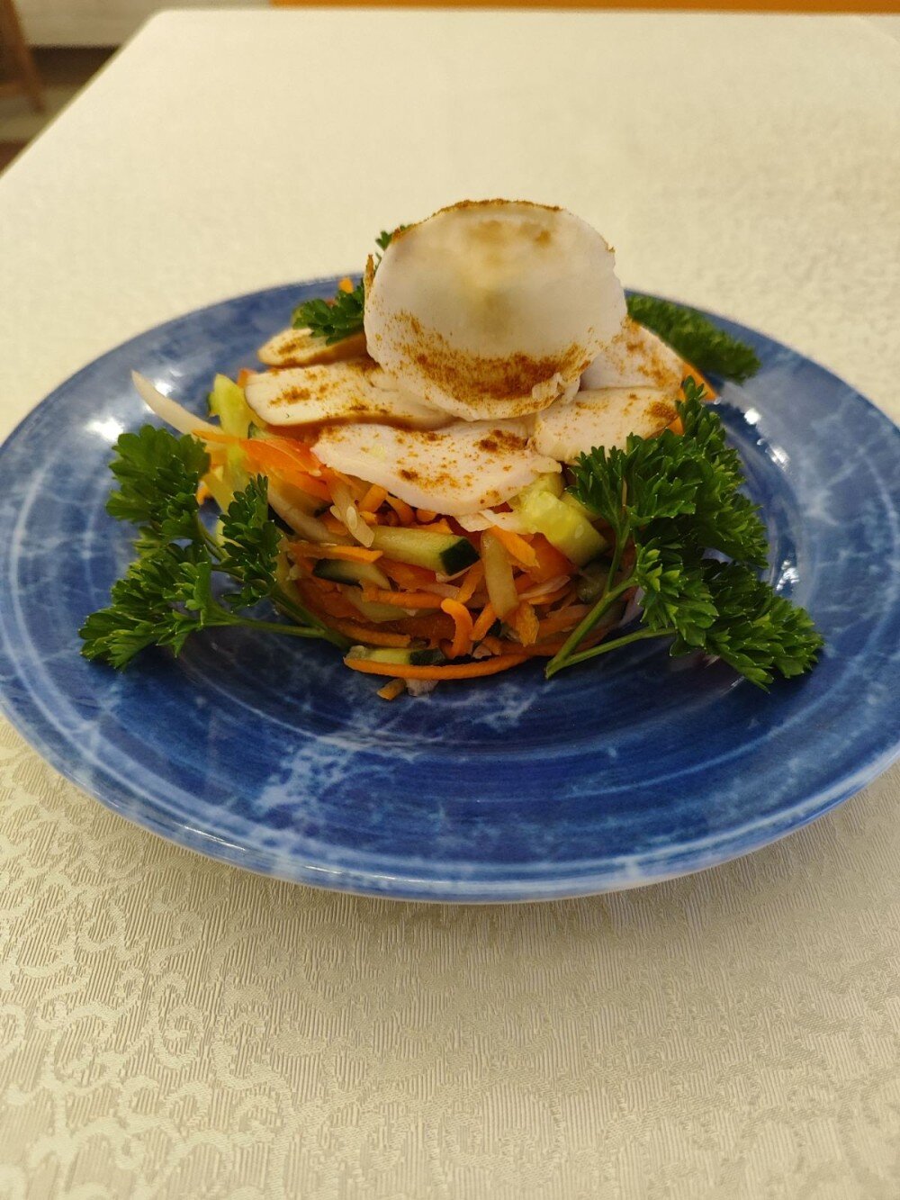 Салат с копченой куриной грудкой ,дайконом и заправкой бальзамик.