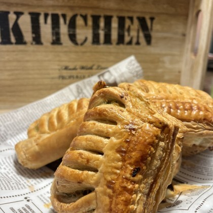 Слойка из слоеного теста с начинкой  ветчина с сыром