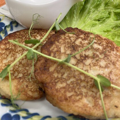 Оладьи  картофельные фаршированные  с мясом и сметаной.