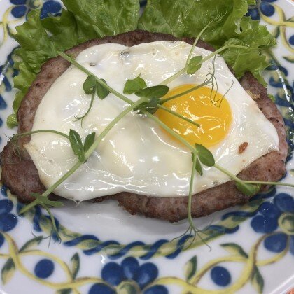 Эскалоп из свиной вырезки с жареным яйцом