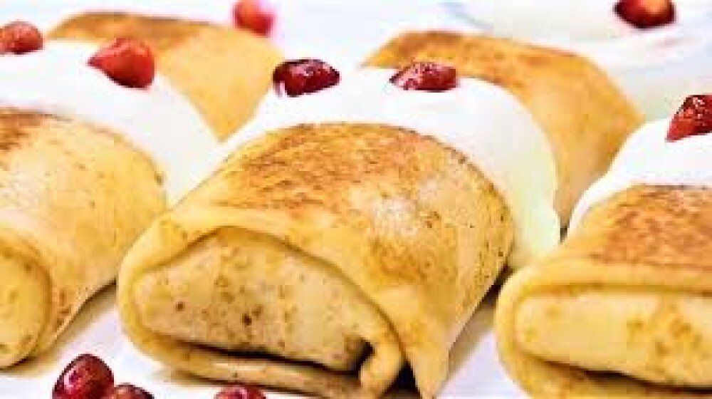 Блинчики с творогом и изюмом со сметаной(3 шт)