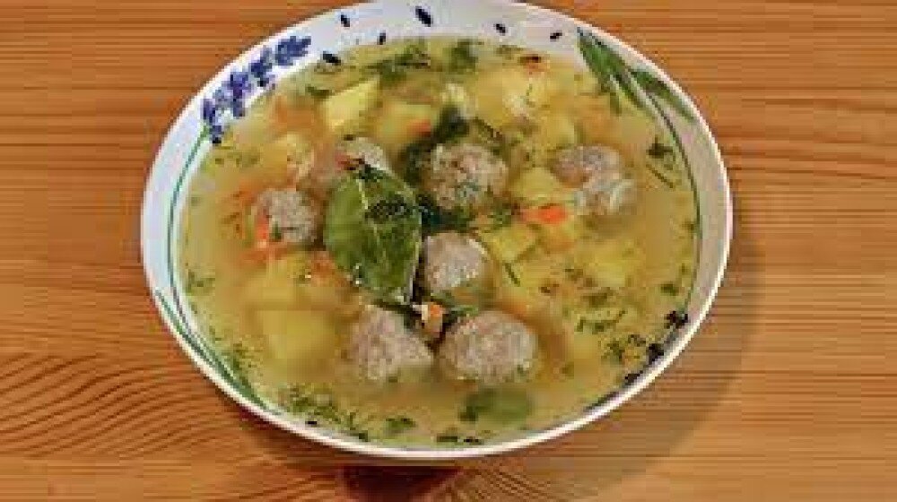 Суп  картофельный с мясными фрикадельками и сметаной