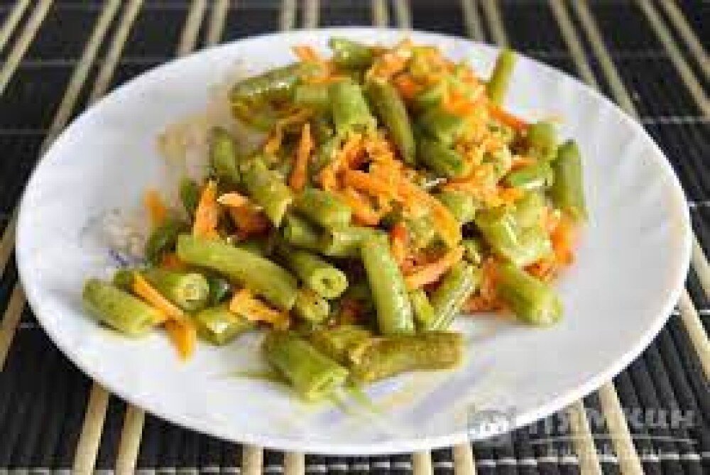 Фасоль стручковая, жареная с морковью