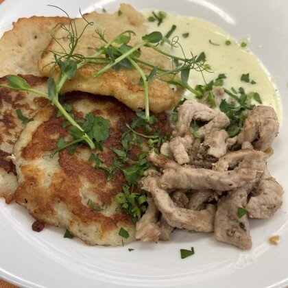 Мочанка с картофельными  драниками.