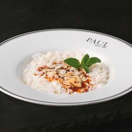 Рисовая каша с соленой карамелью и миндалем